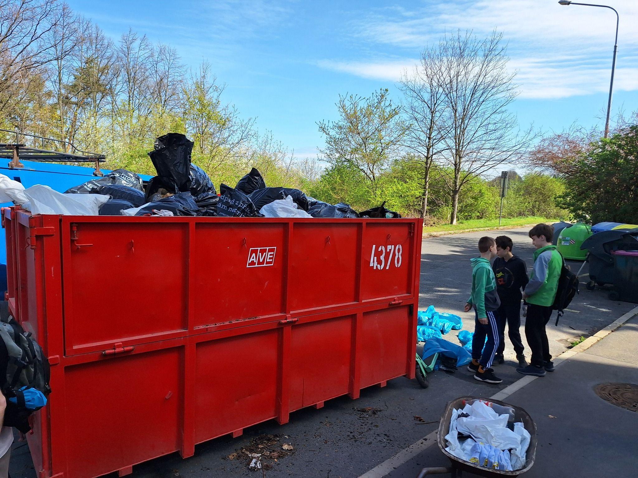 Jako každý rok jsme se zapojili do úklidu Prahy 10 