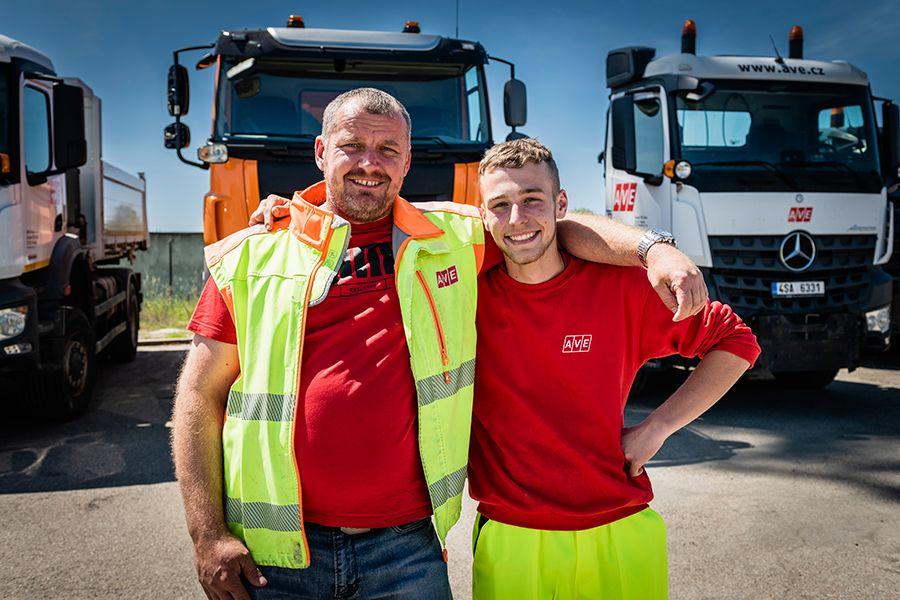 Otec a syn ve správě silnic.